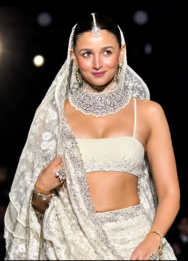 Showstoppers Alia Bhatt and Vicky Kaushal dazzled on the runway at the 15th edition of Manish Malhotra’s Mijwan Couture Show in Mumbai3