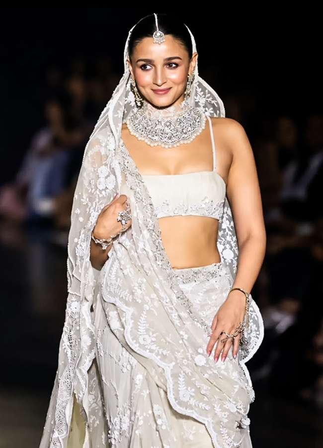 Showstoppers Alia Bhatt and Vicky Kaushal dazzled on the runway at the 15th edition of Manish Malhotra’s Mijwan Couture Show in Mumbai4