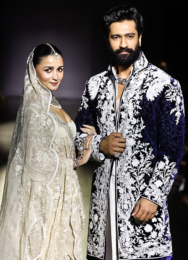 Showstoppers Alia Bhatt and Vicky Kaushal dazzled on the runway at the 15th edition of Manish Malhotra’s Mijwan Couture Show in Mumbai5