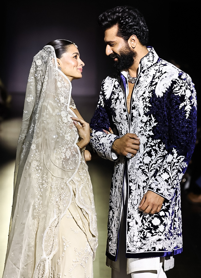 Showstoppers Alia Bhatt and Vicky Kaushal dazzled on the runway at the 15th edition of Manish Malhotra’s Mijwan Couture Show in Mumbai6
