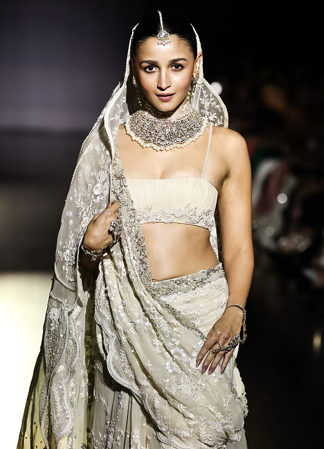 Showstoppers Alia Bhatt and Vicky Kaushal dazzled on the runway at the 15th edition of Manish Malhotra’s Mijwan Couture Show in Mumbai7