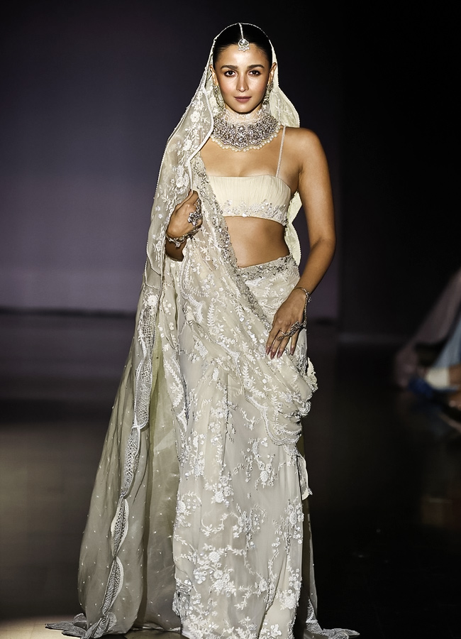 Showstoppers Alia Bhatt and Vicky Kaushal dazzled on the runway at the 15th edition of Manish Malhotra’s Mijwan Couture Show in Mumbai8