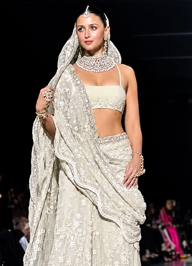 Showstoppers Alia Bhatt and Vicky Kaushal dazzled on the runway at the 15th edition of Manish Malhotra’s Mijwan Couture Show in Mumbai10