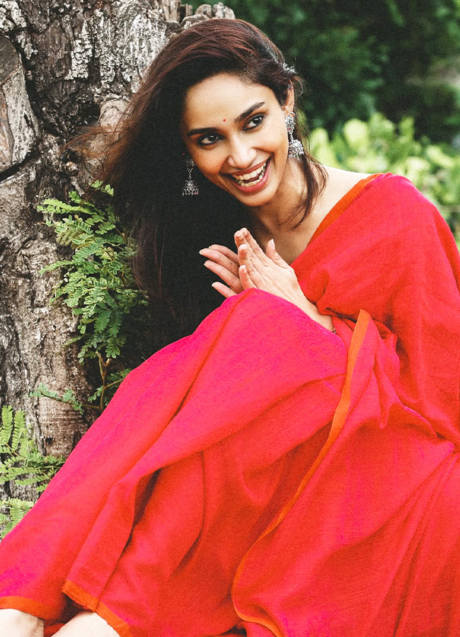 Samantha Shobita Sister Looks Stunning in a Red Saree Photos4