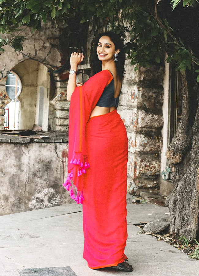 Samantha Shobita Sister Looks Stunning in a Red Saree Photos9
