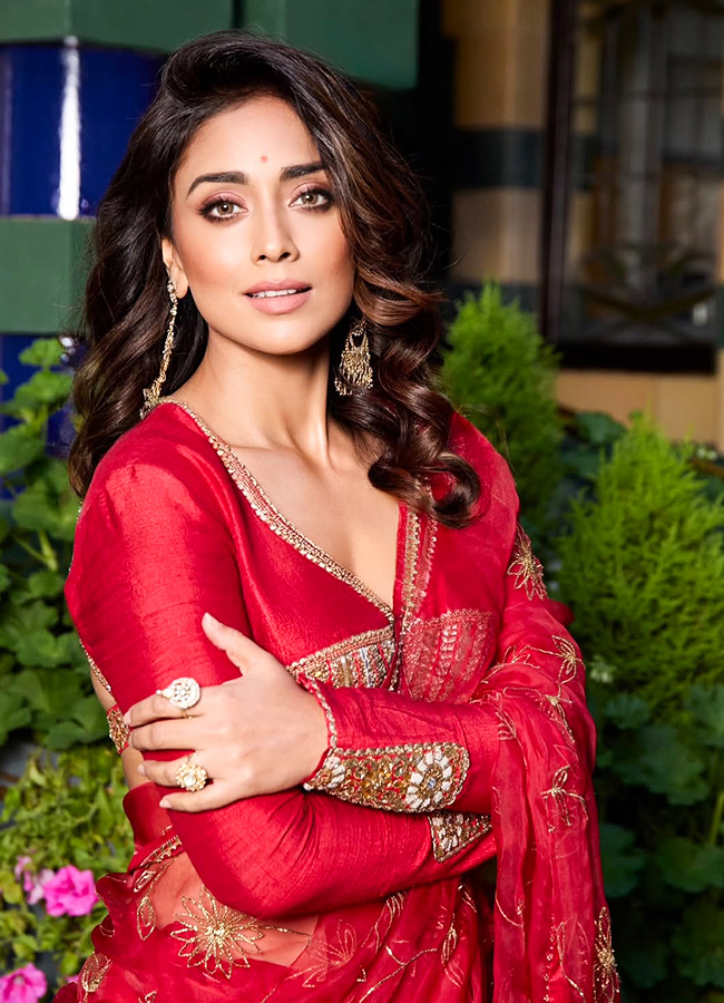 Shriya Saran Gets More Glamorous After Turning 403