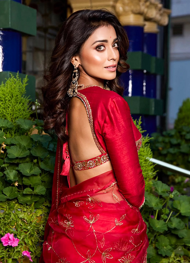 Shriya Saran Gets More Glamorous After Turning 404