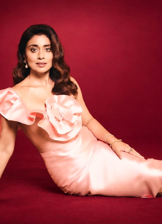 Shriya Saran Gets More Glamorous After Turning 408