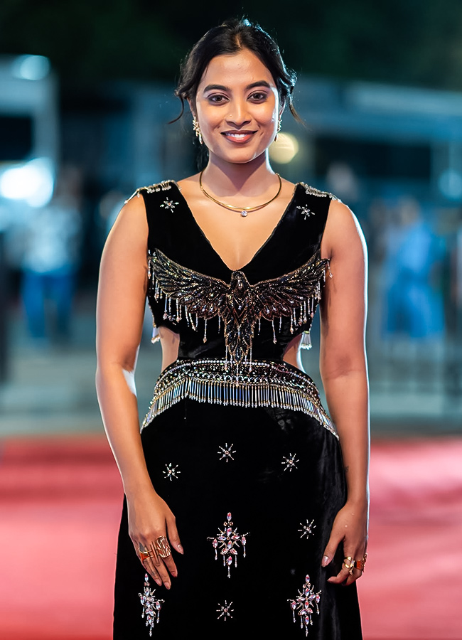 Vishika Glamorous Photos Go Viral  11