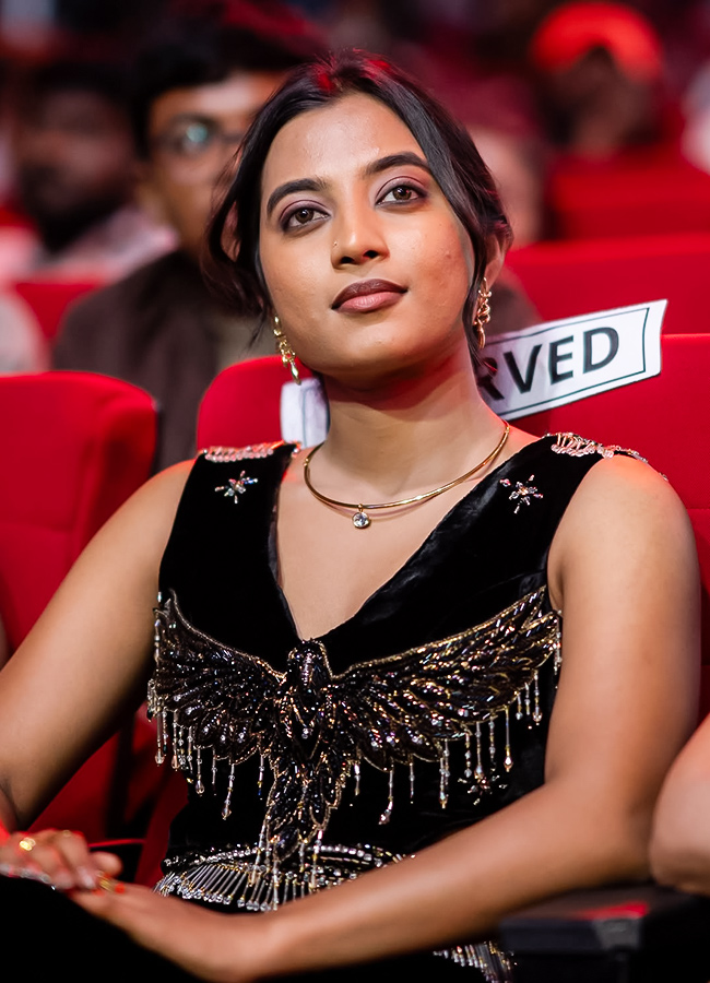 Vishika Glamorous Photos Go Viral  7