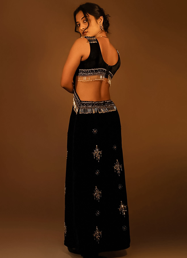 Vishika Glamorous Photos Go Viral  9