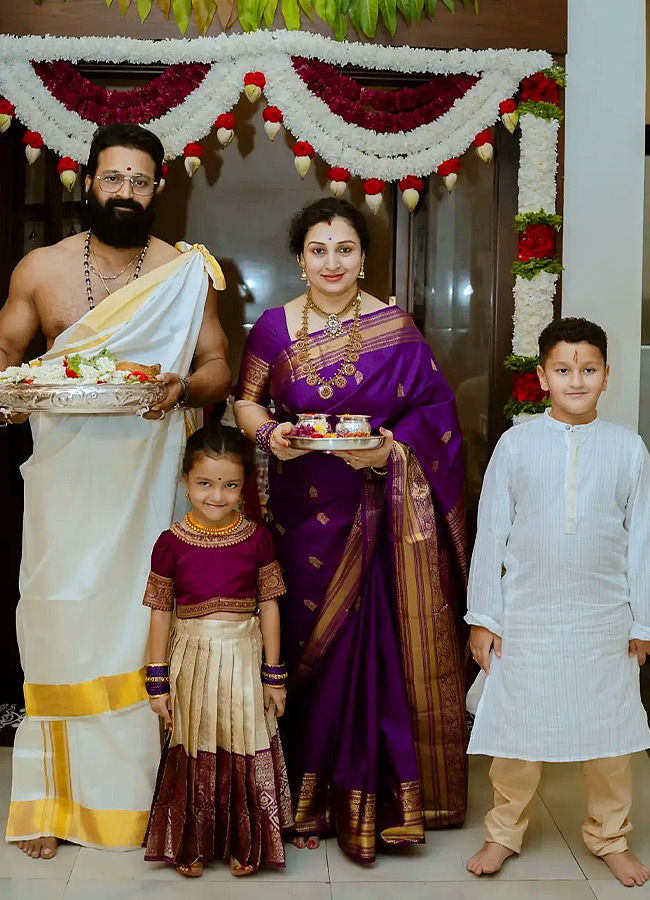Kantara Fame Rishab Shetty Performs Special Pooja at Home Photos2