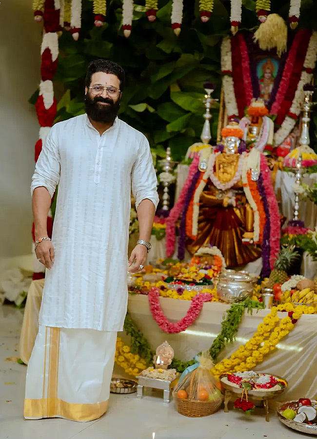 Kantara Fame Rishab Shetty Performs Special Pooja at Home Photos3