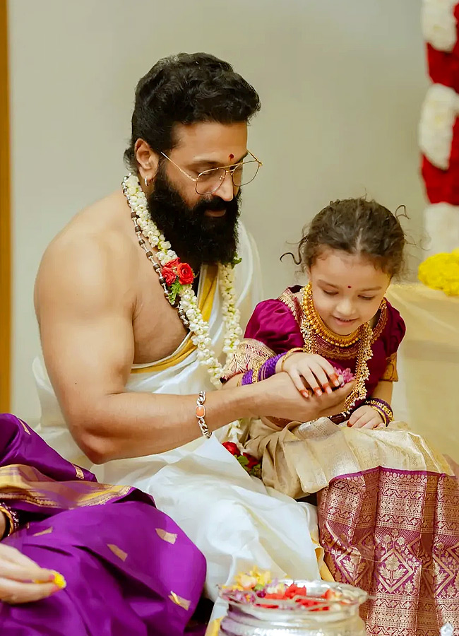 Kantara Fame Rishab Shetty Performs Special Pooja at Home Photos6