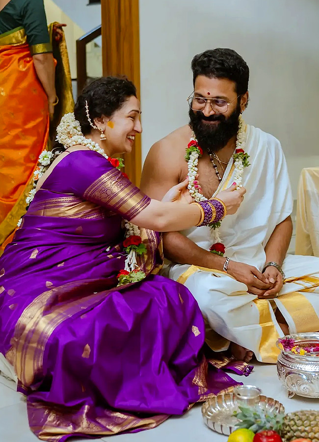 Kantara Fame Rishab Shetty Performs Special Pooja at Home Photos8