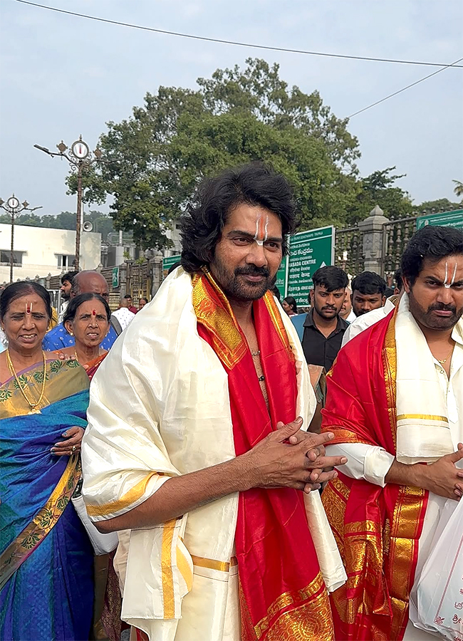 Actor Naveen Chandra visited the Tirumala HD Photos11
