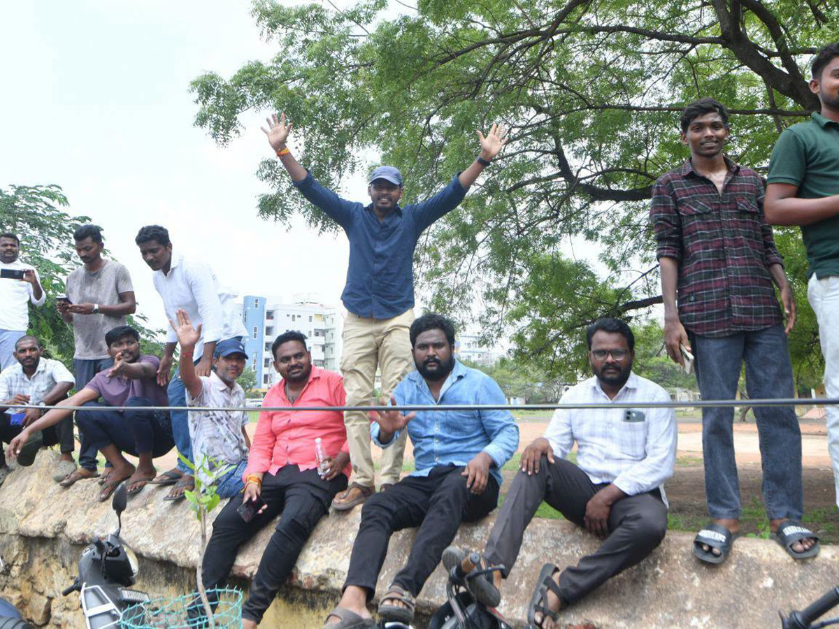 YS Jagan Visits Kakamanu Rajasekhar Home In Ongole Photos10