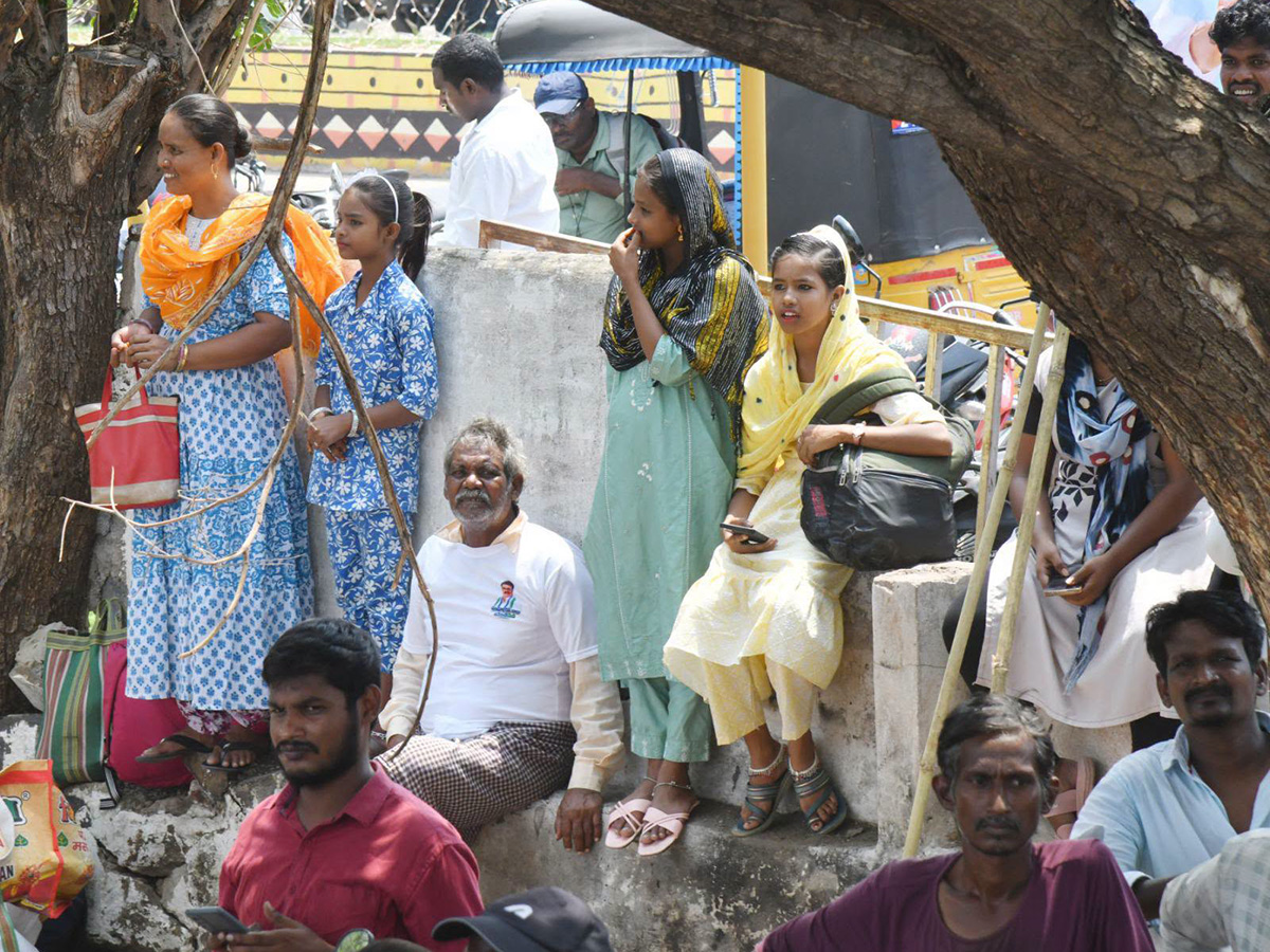 YS Jagan Visits Kakamanu Rajasekhar Home In Ongole Photos11
