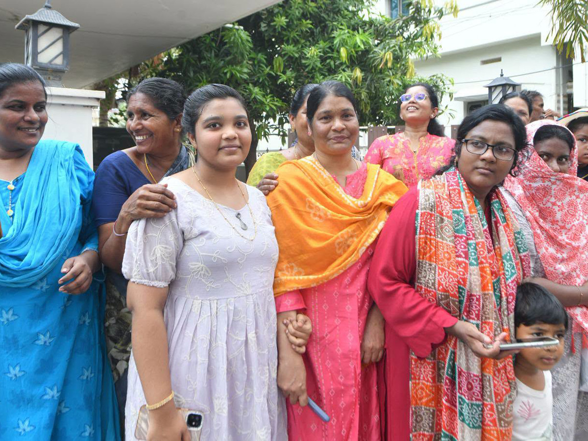 YS Jagan Visits Kakamanu Rajasekhar Home In Ongole Photos12