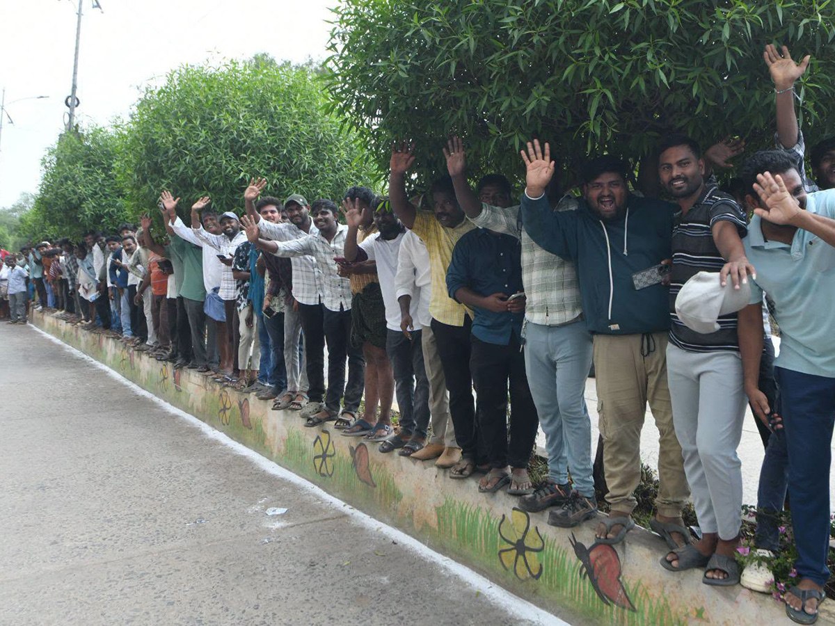 YS Jagan Visits Kakamanu Rajasekhar Home In Ongole Photos15