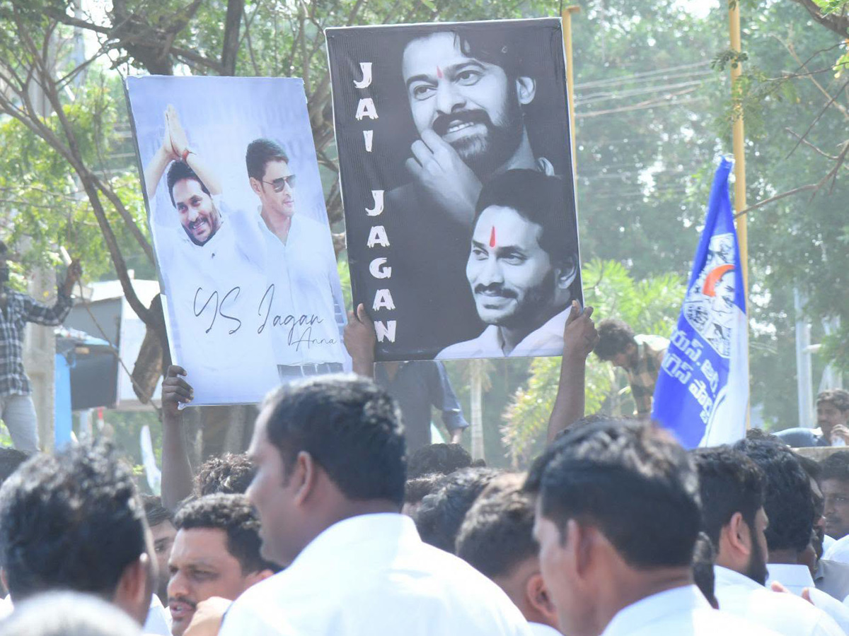 YS Jagan Visits Kakamanu Rajasekhar Home In Ongole Photos16