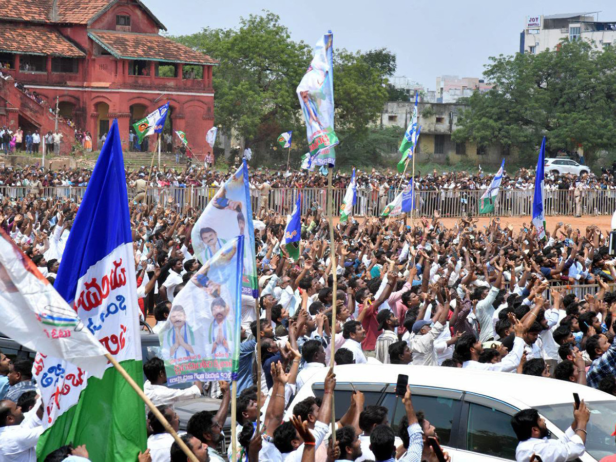 YS Jagan Visits Kakamanu Rajasekhar Home In Ongole Photos18