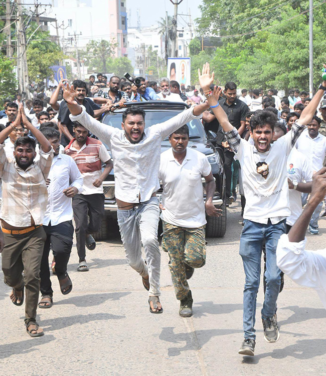 YS Jagan Visits Kakamanu Rajasekhar Home In Ongole Photos19