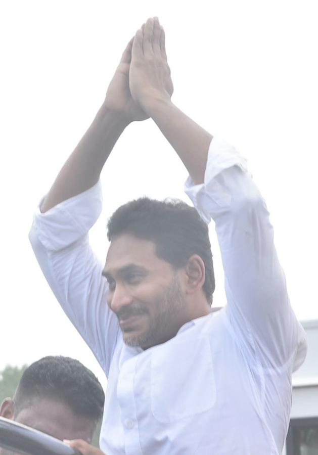 YS Jagan Visits Kakamanu Rajasekhar Home In Ongole Photos20