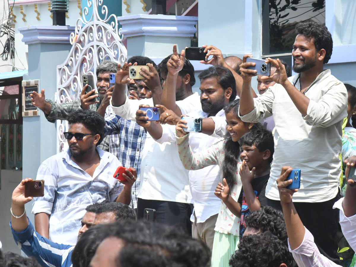 YS Jagan Visits Kakamanu Rajasekhar Home In Ongole Photos21
