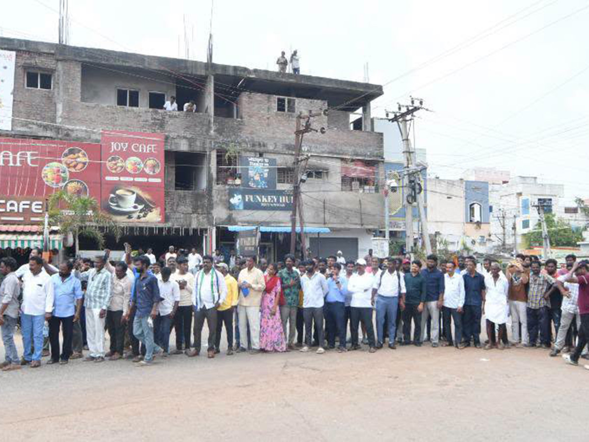 YS Jagan Visits Kakamanu Rajasekhar Home In Ongole Photos22