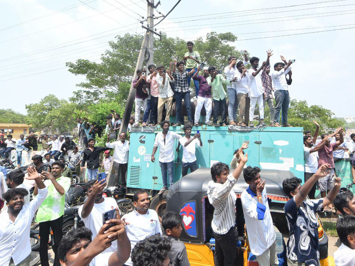 YS Jagan Visits Kakamanu Rajasekhar Home In Ongole Photos24