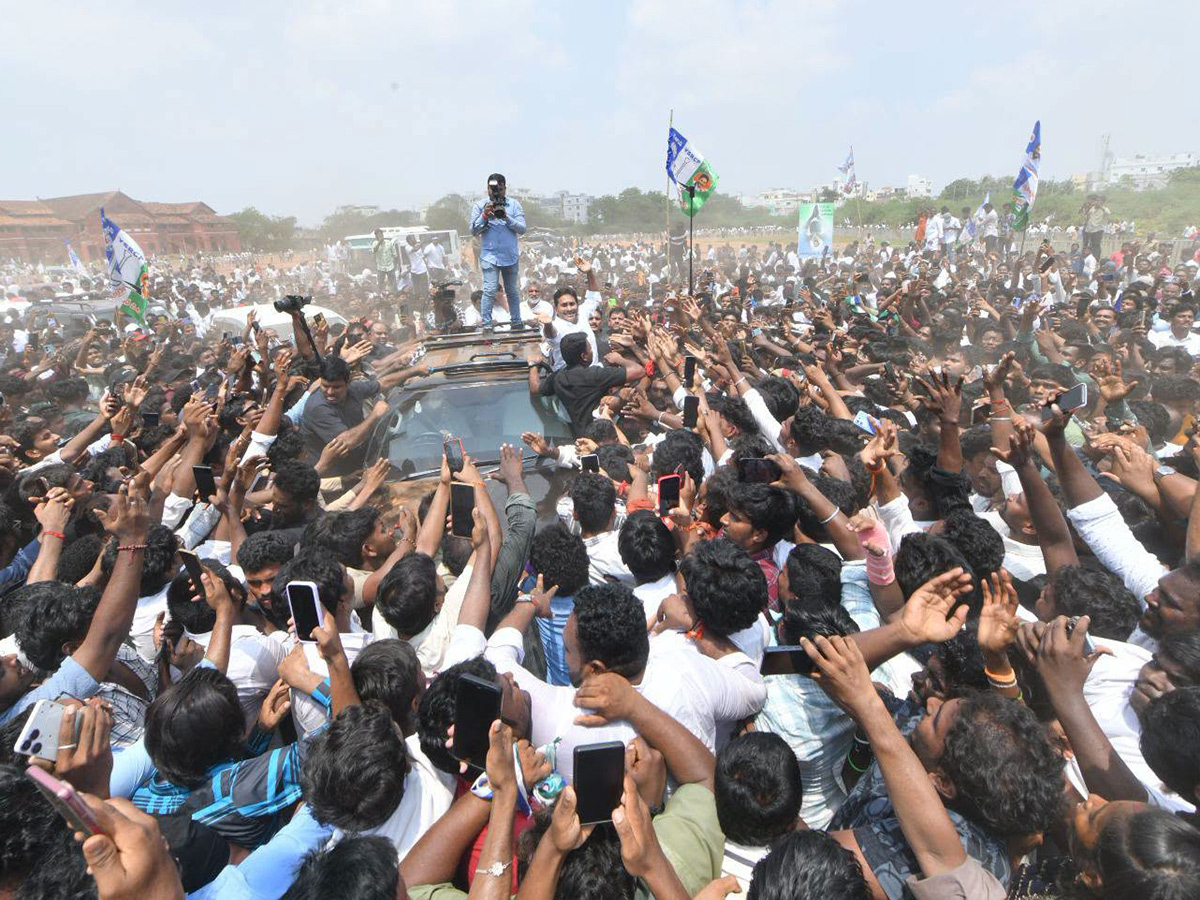 YS Jagan Visits Kakamanu Rajasekhar Home In Ongole Photos27