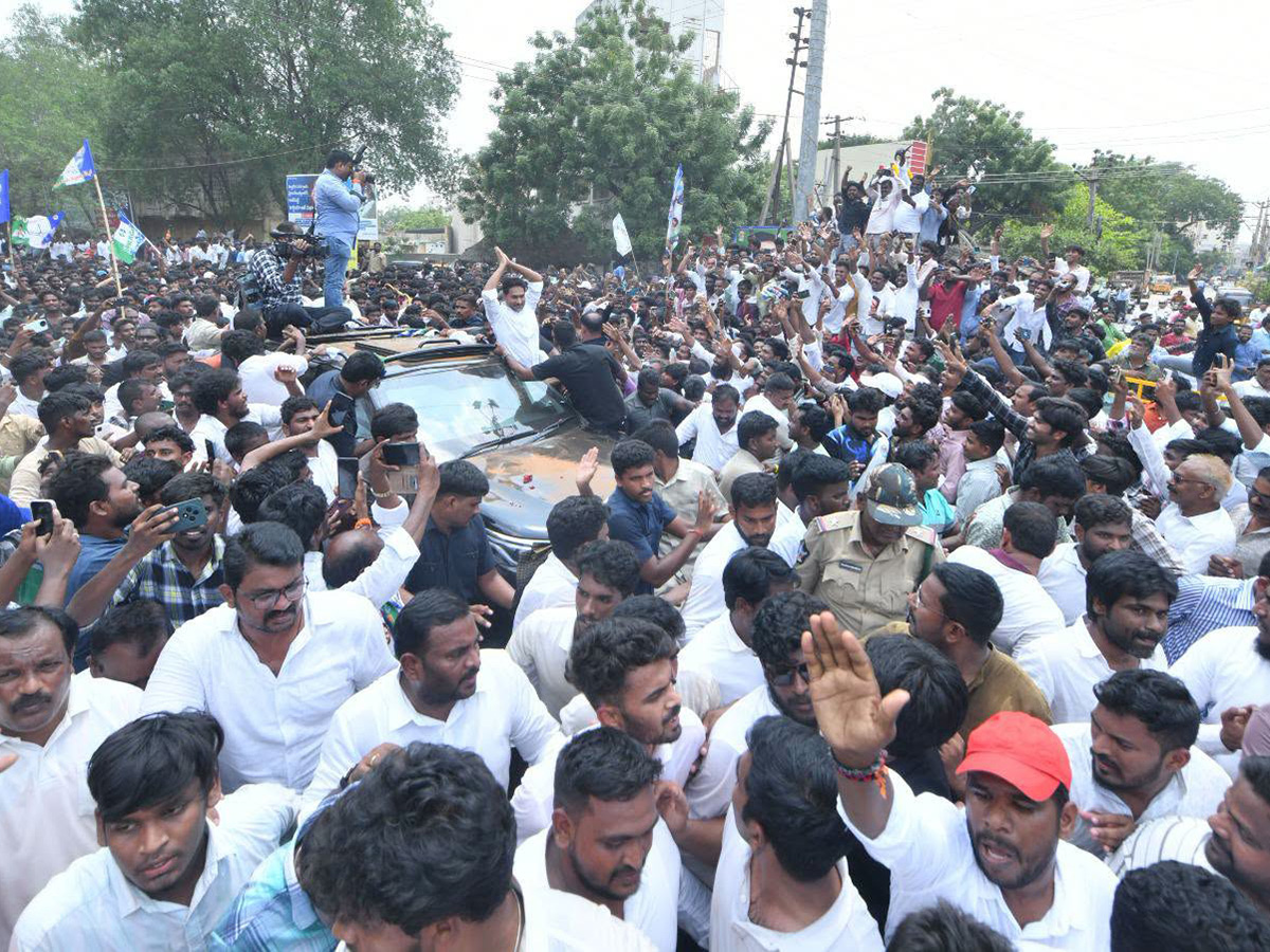 YS Jagan Visits Kakamanu Rajasekhar Home In Ongole Photos28
