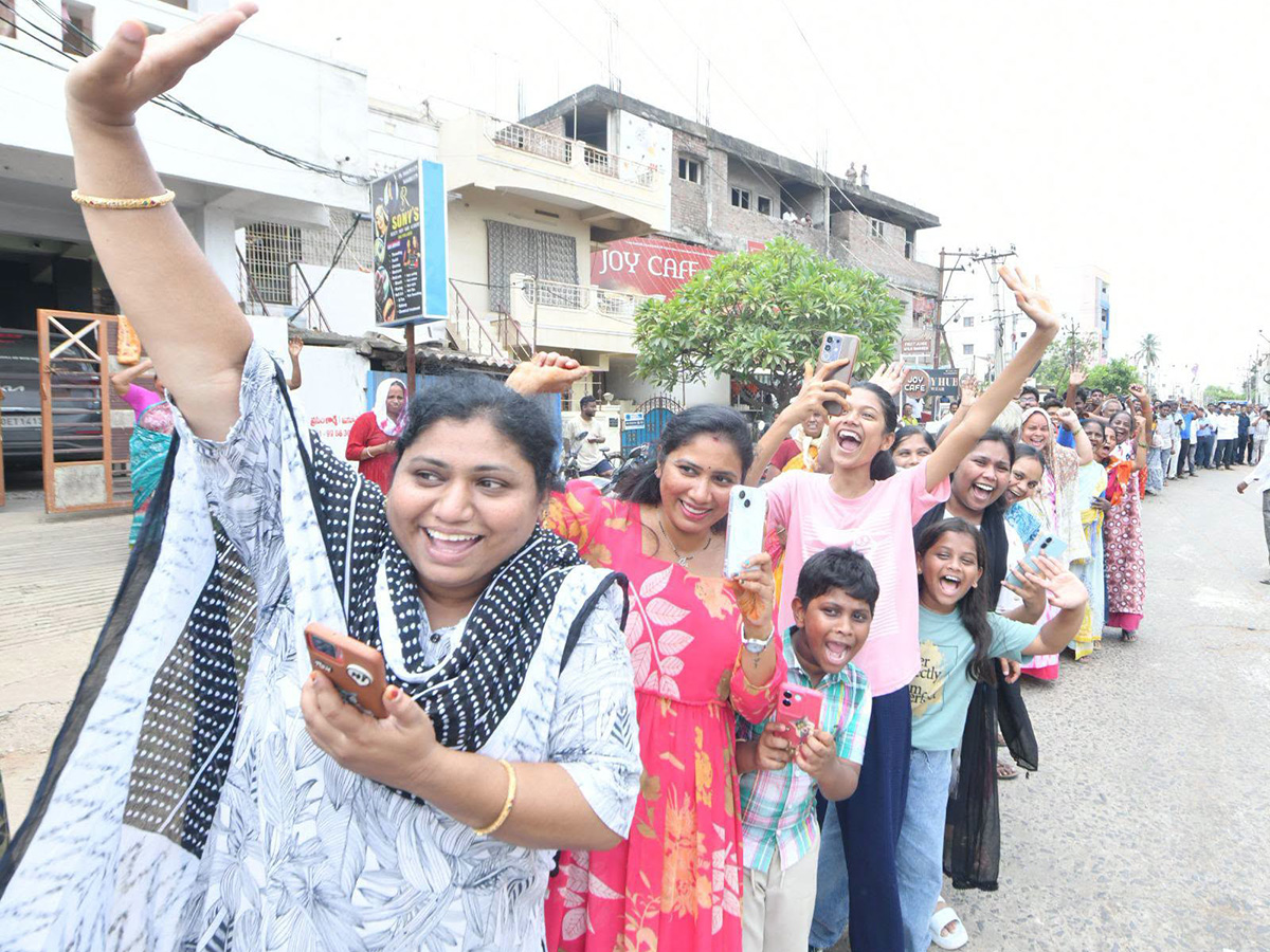 YS Jagan Visits Kakamanu Rajasekhar Home In Ongole Photos29
