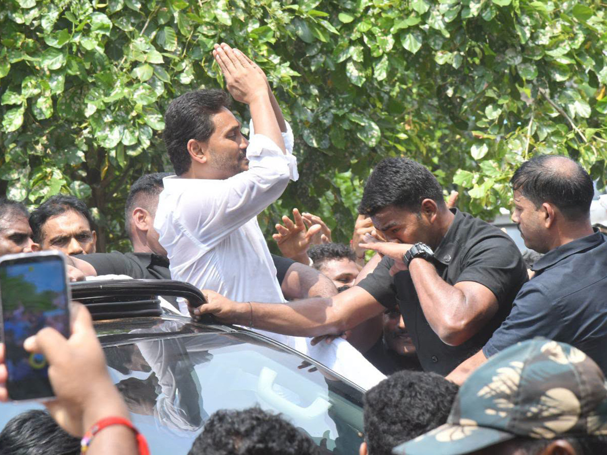 YS Jagan Visits Kakamanu Rajasekhar Home In Ongole Photos3