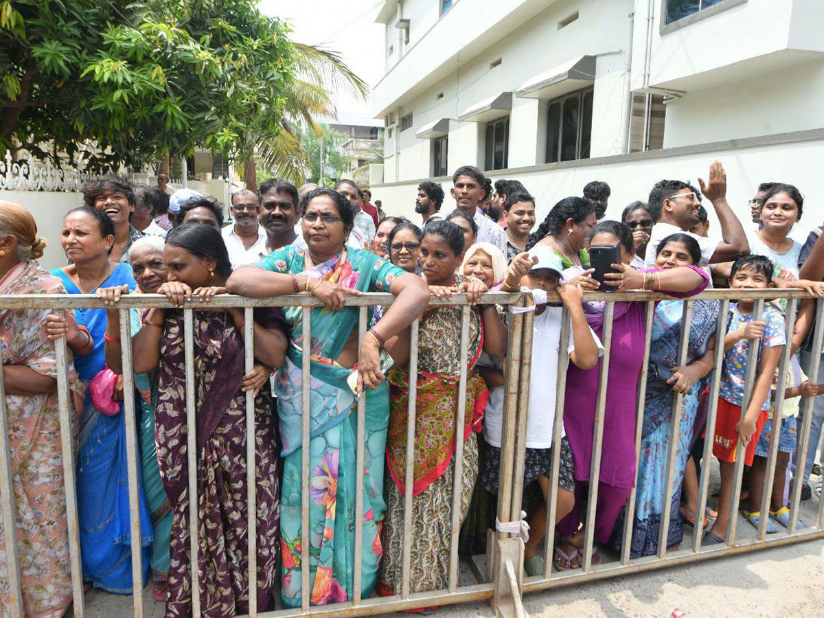 YS Jagan Visits Kakamanu Rajasekhar Home In Ongole Photos30