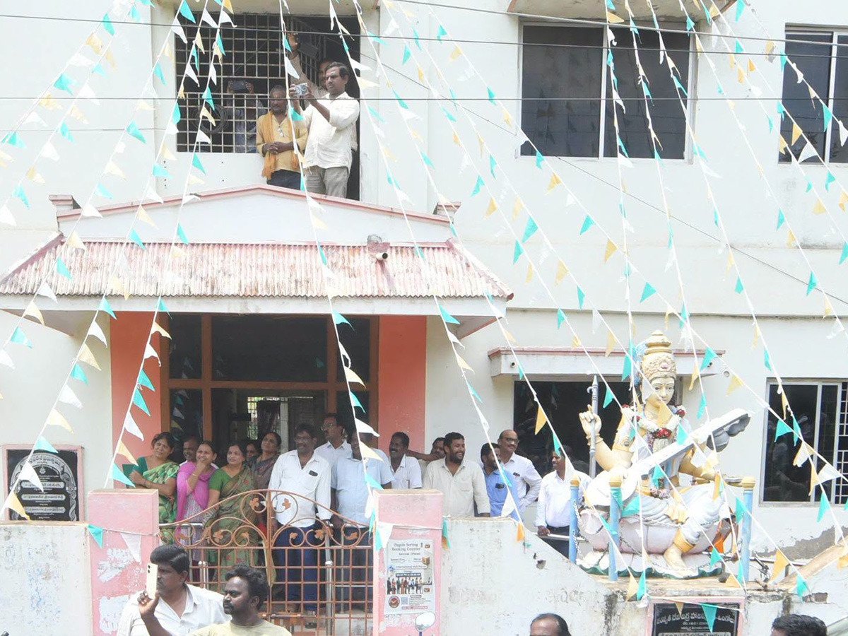 YS Jagan Visits Kakamanu Rajasekhar Home In Ongole Photos31