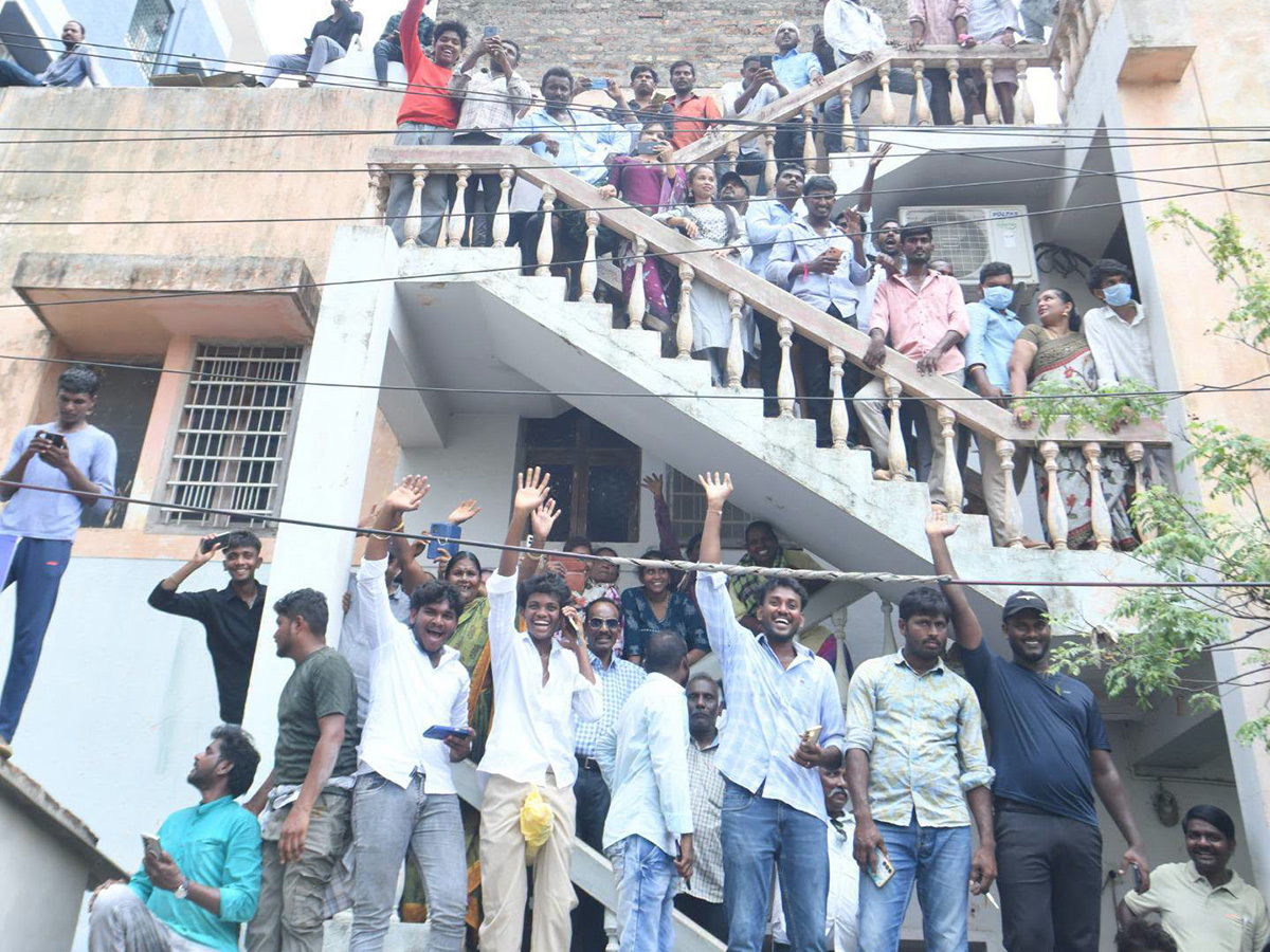 YS Jagan Visits Kakamanu Rajasekhar Home In Ongole Photos33