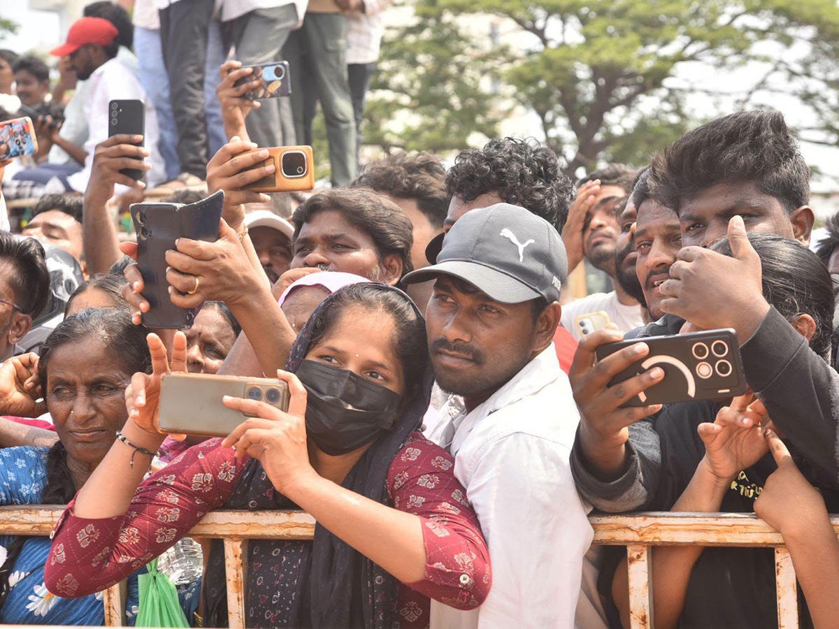 YS Jagan Visits Kakamanu Rajasekhar Home In Ongole Photos37