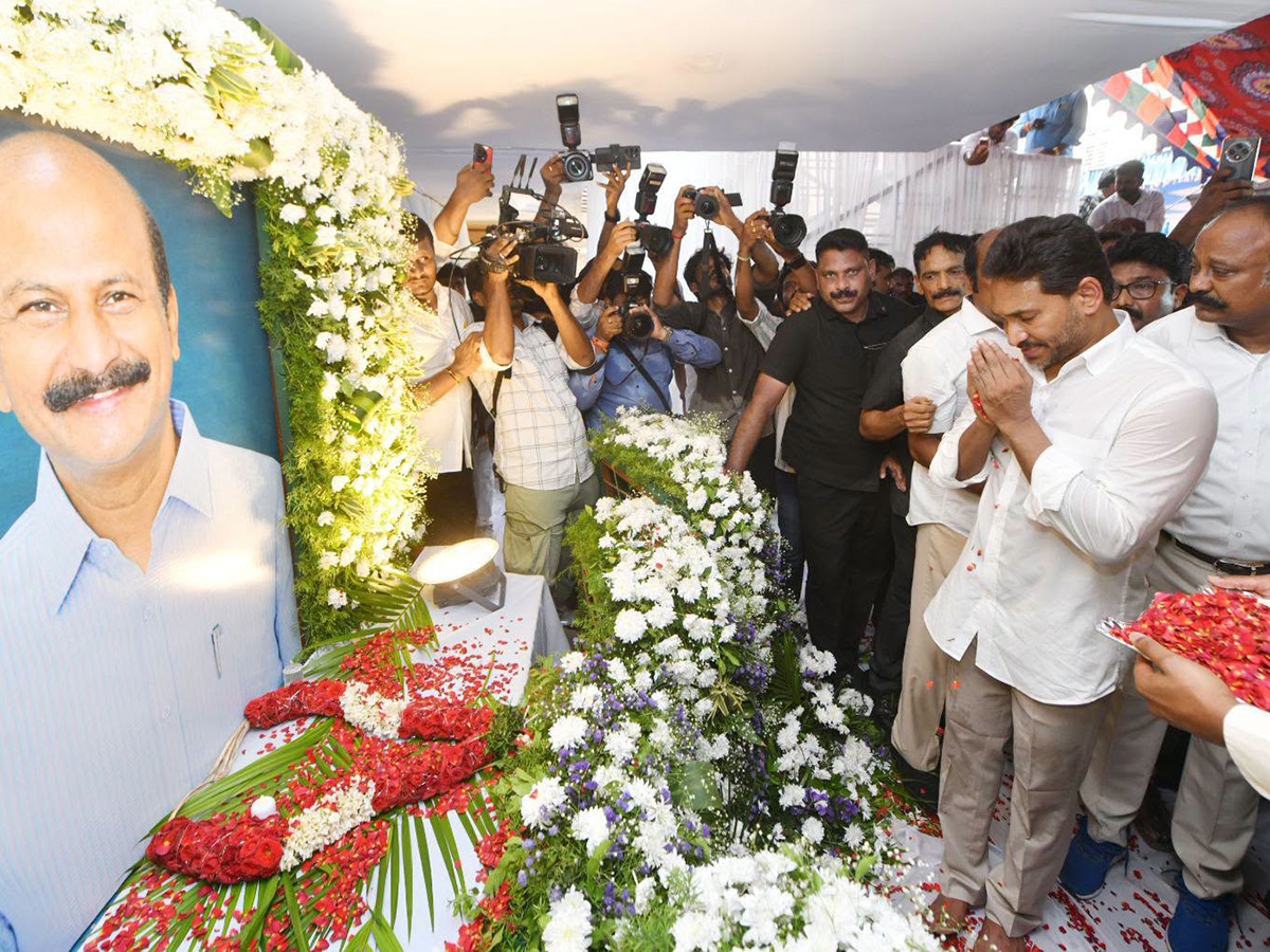 YS Jagan Visits Kakamanu Rajasekhar Home In Ongole Photos38