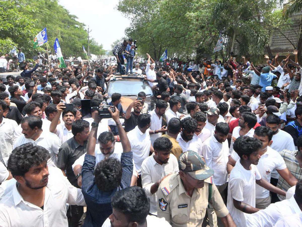 YS Jagan Visits Kakamanu Rajasekhar Home In Ongole Photos4