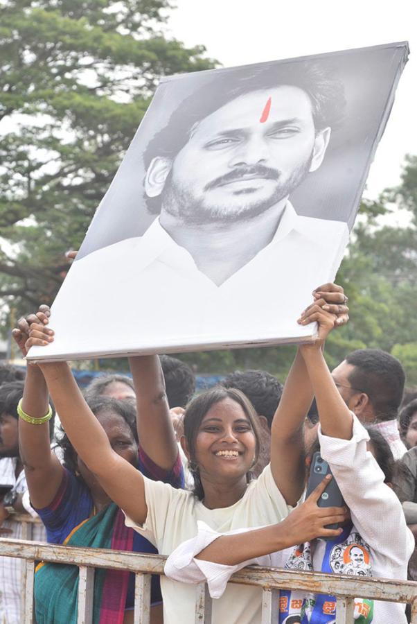 YS Jagan Visits Kakamanu Rajasekhar Home In Ongole Photos40