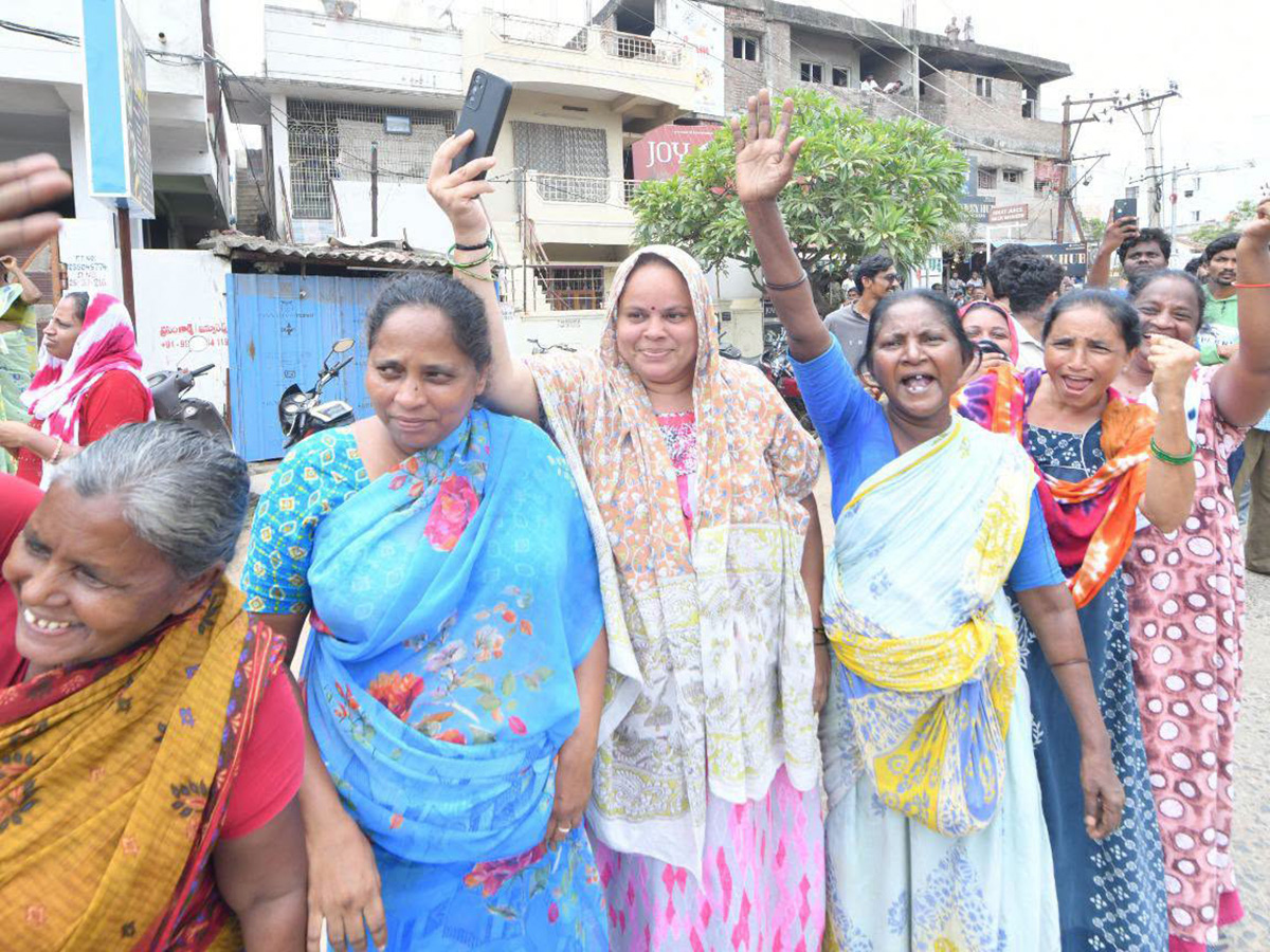 YS Jagan Visits Kakamanu Rajasekhar Home In Ongole Photos41