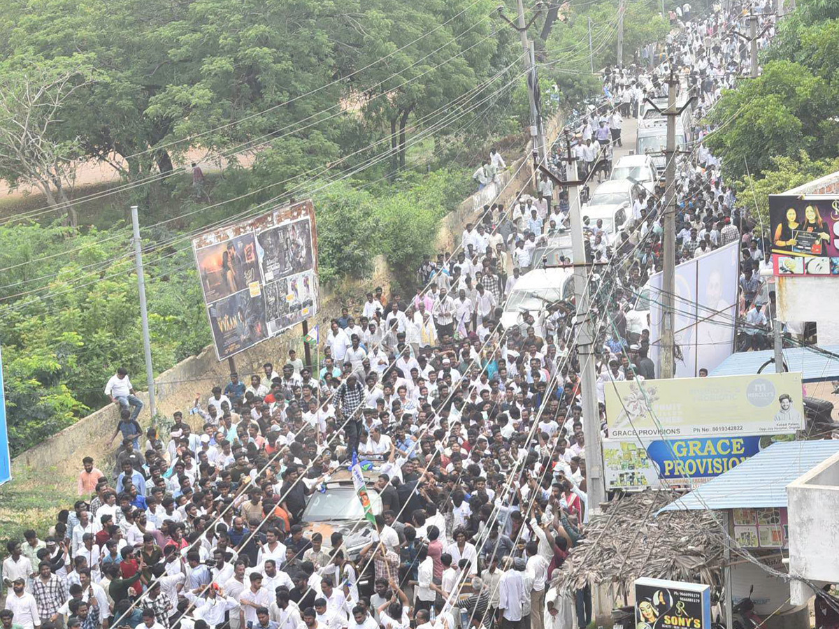 YS Jagan Visits Kakamanu Rajasekhar Home In Ongole Photos5