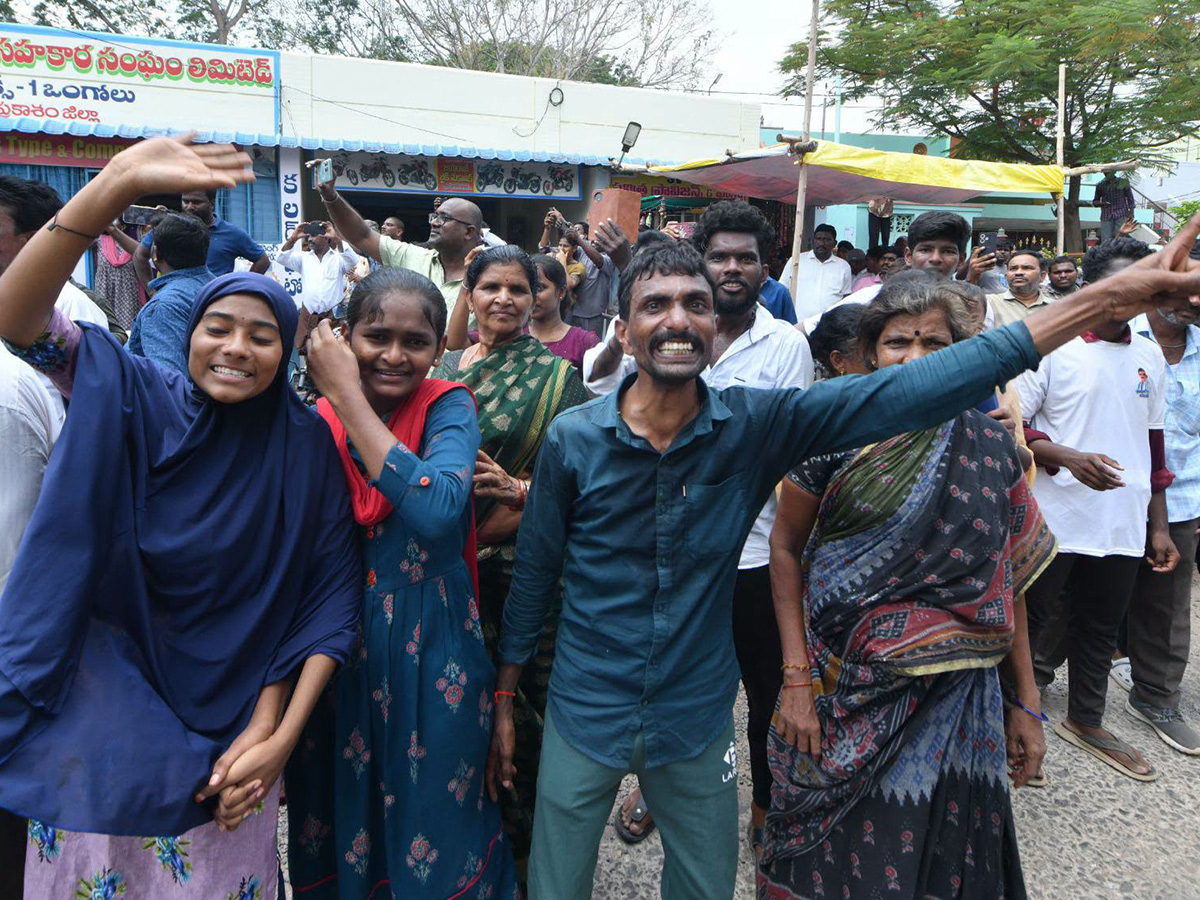 YS Jagan Visits Kakamanu Rajasekhar Home In Ongole Photos6