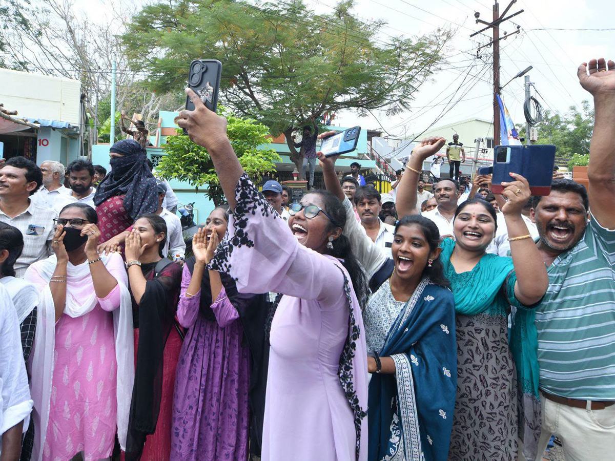 YS Jagan Visits Kakamanu Rajasekhar Home In Ongole Photos7