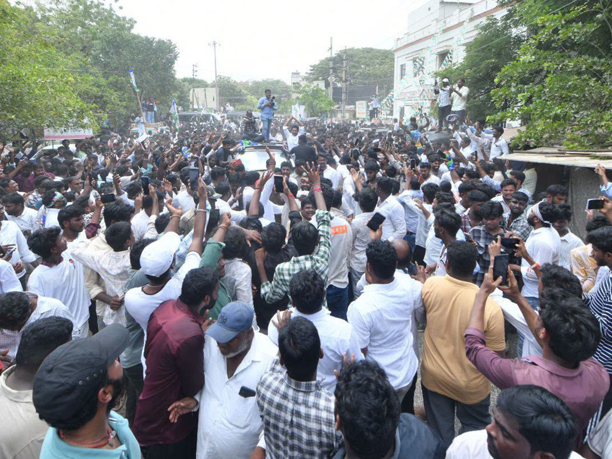 YS Jagan Visits Kakamanu Rajasekhar Home In Ongole Photos2