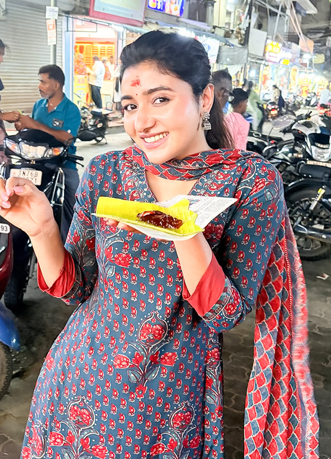 Mirna Menon Viral Pics At This Famous Temple3