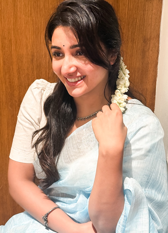Mirna Menon Viral Pics At This Famous Temple9