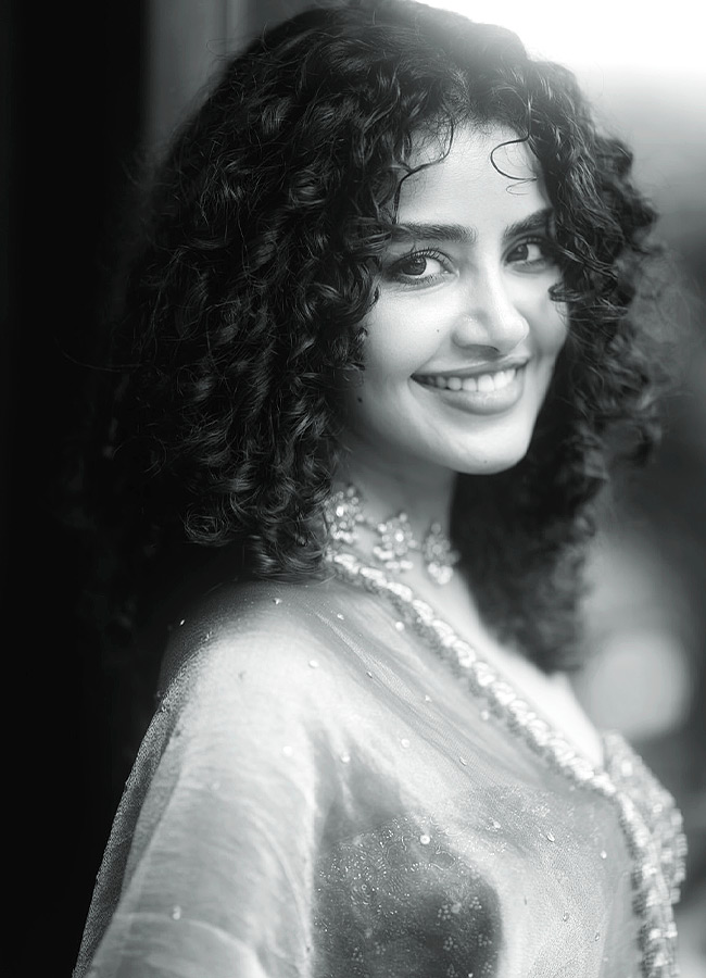 Anupama Parameswaran Shines Like Gold Photos10